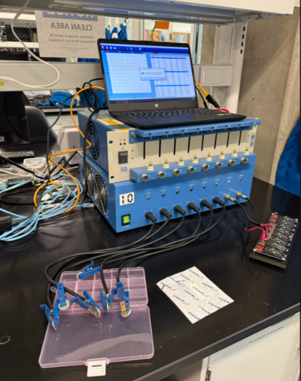 Low-current battery coin cell tester